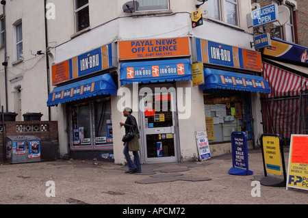 Piccolo angolo locale generale di proprietà della famiglia shop. Foto Stock