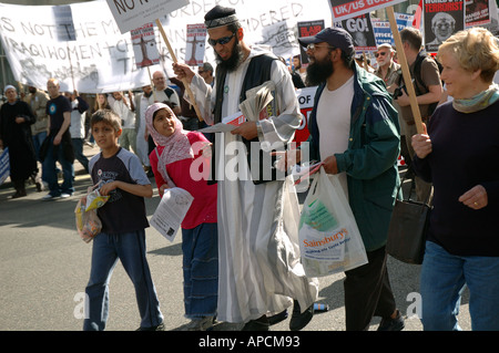 Dimostrazione attraverso la piazza del Parlamento e il centro di Londra chiedono al governo di rimuovere le truppe dall'Iraq, ottobre 2005. Foto Stock