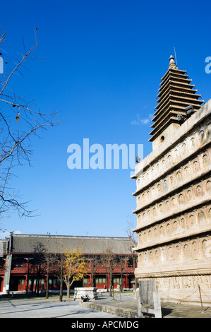 Tomba ancestrale segnato con le immagini del Buddha a Zhen Jue tempio cinese di Pechino Foto Stock