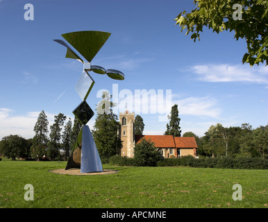 Architettura moderna (volo Solo) da Antanas Brazdys con Santa Maria alla Chiesa Latton in background . Harlow, Essex, Inghilterra. Foto Stock