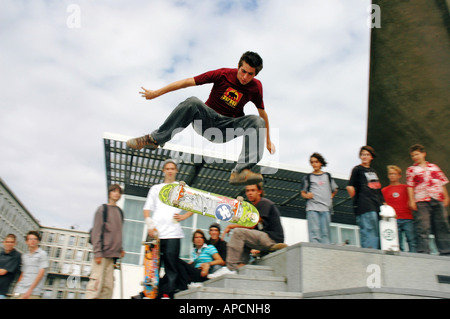American professional skater Leo Romero facendo un kickflip in Le Harve nel nord della Francia. Foto Stock