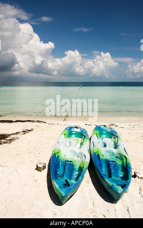 Kayak da mare in attesa su una della spiaggia di Cancun, Messico Foto Stock