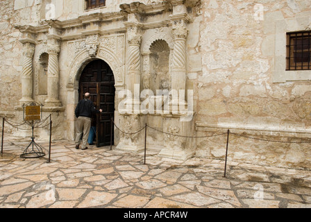 Ingresso anteriore particolare del Alamo nel centro cittadino di San Antonio Texas Foto Stock