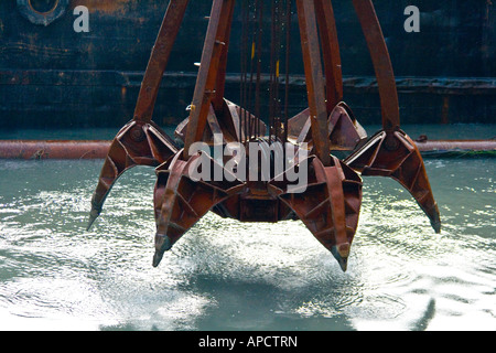 Artiglio gru al lavoro per recuperare terreno nel Porto Victoria Central Hong Kong Foto Stock