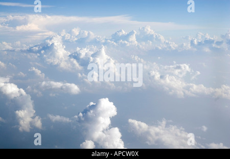 Sorvolando il bianco delle nuvole, cielo blu Foto Stock