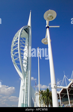 Guardando verso l'alto la Spinnaker Tower in di Portsmouth Gunwharf Quays Foto Stock