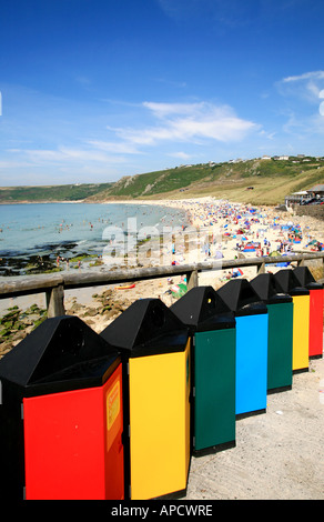 Multi-colore di cassonetti per il riciclaggio Sennen Cove Penwith Cornwall Regno Unito Foto Stock