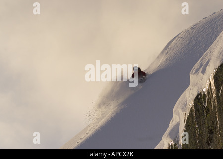 Una donna sci polvere di neve nelle prime ore del mattino sul vertice Donner vicino al lago Tahoe in California Foto Stock