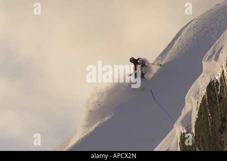 Una donna sci polvere di neve nelle prime ore del mattino sul vertice Donner vicino al lago Tahoe in California Foto Stock