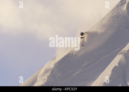 Una donna sci polvere di neve nelle prime ore del mattino sul vertice Donner vicino al lago Tahoe in California Foto Stock