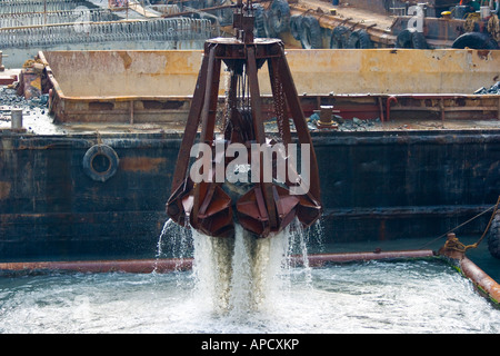 Artiglio gru al lavoro per recuperare terreno nel Porto Victoria Central Hong Kong Foto Stock