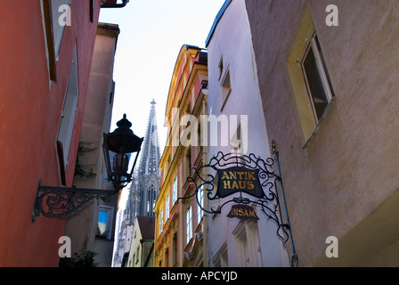 Small Alley lane backstreet modo street piccole case in Regensburg il patrimonio culturale mondiale UNESCO 2006 old town city view skyline Foto Stock