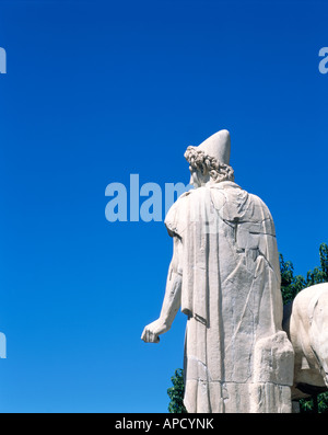 Statua di marmo (Castore e Polluce) nella parte anteriore del cielo blu ai margini della Piazza del Campidoglio, Campidoglio, Roma, Italia Foto Stock
