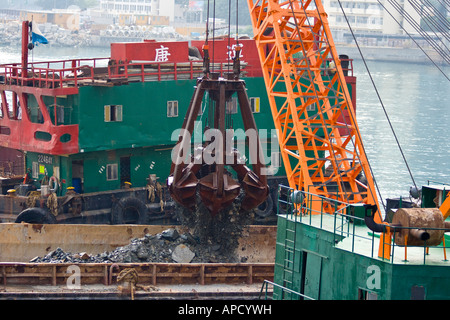 Artiglio gru al lavoro per recuperare terreno nel Porto Victoria Central Hong Kong Foto Stock