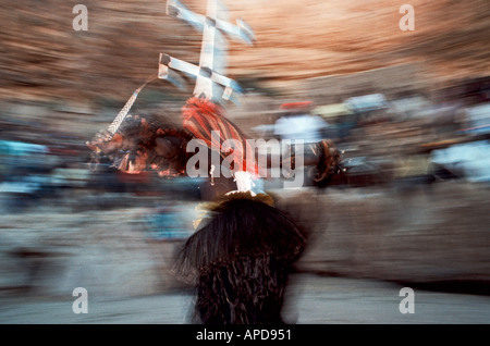 Dogon ballerino mascherato esecuzione energica danza rituale Tirelli village Mali Foto Stock