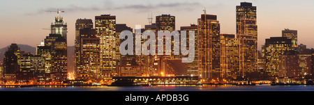 Golden Cielo di tramonto dietro skyline di San Francisco decorate con Natale Capodanno copia di illuminazione dello spazio sul fondo Foto Stock