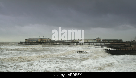 Hastings Pier durante una tempesta invernale con un mare tempestoso Foto Stock