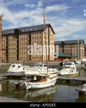 Luglio 1995: Marina e modernizzato i depositi in ex docks, Gloucester, Severn Vale, Gloucestershire, England, Regno Unito, Europa Foto Stock
