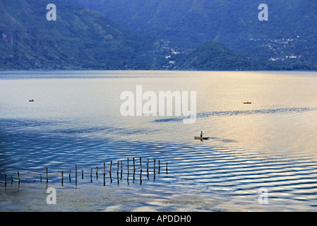 GUATEMALA lago Atitlan pescatori nelle tradizionali cayucos piccole barche in legno realizzato in legno di avocado Foto Stock