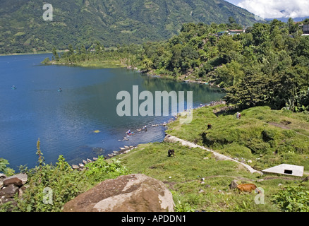 GUATEMALA SANTIAGO ATITLAN Tzutujil donne Maya il lavaggio della biancheria Foto Stock