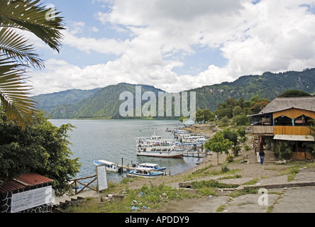 GUATEMALA PANAJACHEL molo e ristoranti sulla riva del lago Atitlan Foto Stock