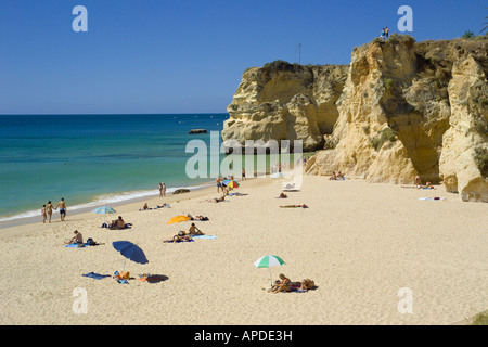 Il Portogallo Algarve Armação de Pêra, scogliere e la spiaggia sotto l'Hotel Nautilus e fare il Pestana Levante Foto Stock
