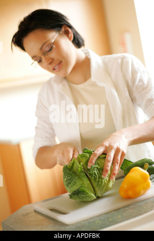 Donna cavolo di trinciatura Foto Stock