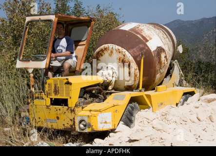 Equitazione abbandonato un mescolatore di cemento Foto Stock