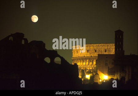 Il Colosseo illuminato durante la luna piena, Roma, Italia, Europa Foto Stock