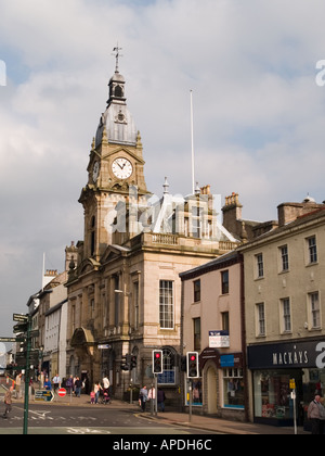 Kendal Cumbria Inghilterra UK Town Hall sulla HIGHGATE con torre dell'orologio Foto Stock