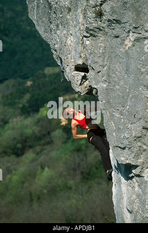 Un mondo classsport scalatore Natalija Gros di arrampicata in falesia di Crni Kal. Foto Stock