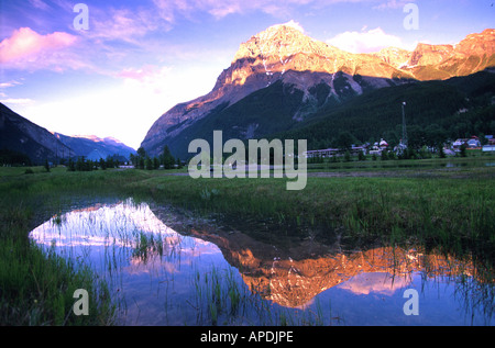Mount Stephen nella luce della sera con la riflessione in un flusso, nei pressi di campo, Fiume Kicking Horse vallata del Parco Nazionale di Yoho, Br Foto Stock