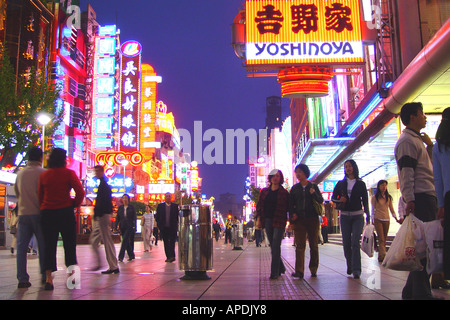 Strada per lo shopping di Shanghai, Cina Foto Stock