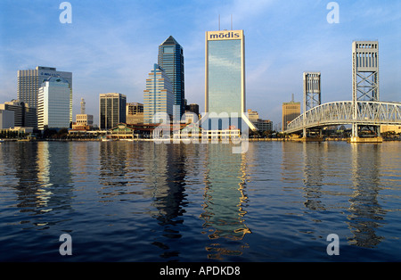 Nel tardo pomeriggio la luce del sole riflette in St Johns River di Jacksonville in Florida skyline Foto Stock