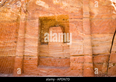 Piccola nicchia in pietra colorata, Petra, Regno Hascemita di Giordania, Medio Oriente. DSC 5170 Foto Stock