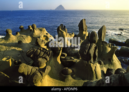 Formazioni di roccia su un'isola del sole, Heping Isola, Keelung, Taiwan, Asia Foto Stock
