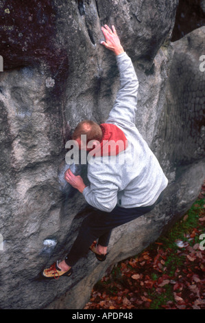 Neil Pearsons bouldering in Fontainebleau Francia Foto Stock