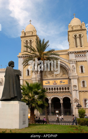 Una statua di Ibn Khaldun sorge fuori la Cattedrale di San Vincenzo de' Paoli Foto Stock