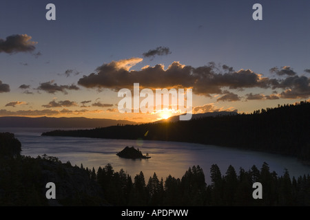 Sunrise e nuvole sopra Emerald Bay sul Lago Tahoe in California Foto Stock