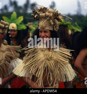 Sorridente della Polinesia Francese uomo da Tahiti in abito tradizionale e copricapo al Pacific Arts Festival Foto Stock