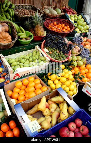 Frutta fresca all'aperto stand alimentari, Riomaggiore, Italia Foto Stock