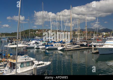 La Marina internazionale pieno di barche ormeggiate in estate a Coffs Harbour sulla costa del Pacifico del NSW Australia Foto Stock