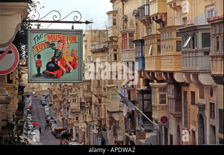 Segno per il museo del giocattolo al di sopra di una stretta strada di La Valletta a Malta Foto Stock