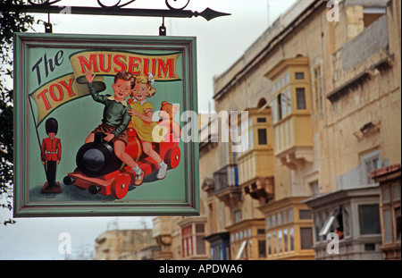 Segno per il museo del giocattolo al di sopra di una stretta strada di La Valletta a Malta Foto Stock