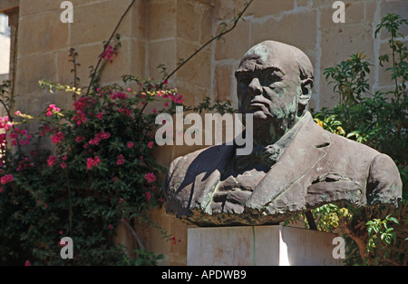 Barracca superiore giardini Parco Valletta risalente al 1775 Statua dell ex Primo ministro inglese Winston Churchill La Valletta MALTA Foto Stock