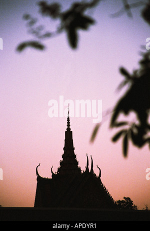 Silhouette di guglie presso il Palazzo Reale di Phnom Penh Foto Stock