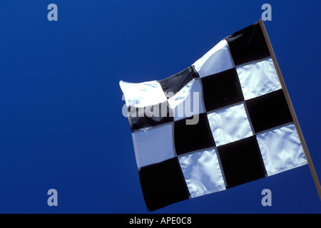 Checker bandiera vincitore contro sky sfondo blu Foto Stock