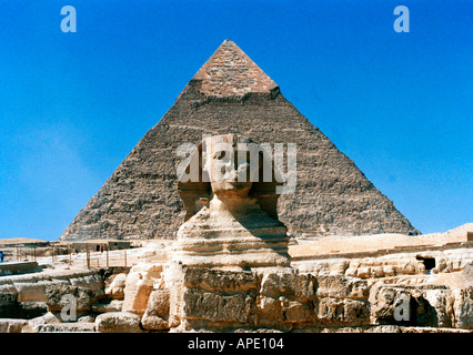 Egitto, Cairo, Giza, la sfinge e la piramide di Chephren Foto Stock