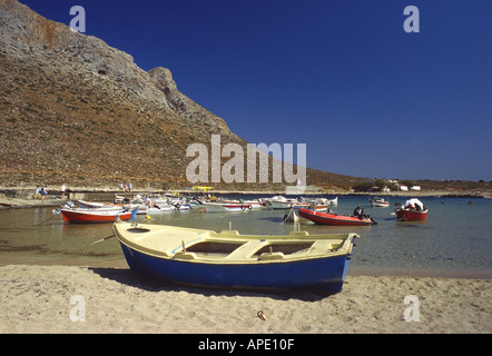 Stavros Dinghy sulla spiaggia Zorbas Mountain Akrotiri Chania Creta Grecia Europa Foto Stock