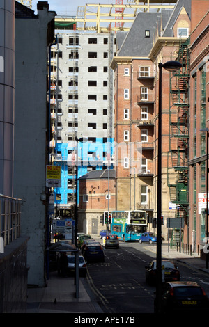 Leeds City Centre street con il nuovo sviluppo rimpicciolendo il vecchio ufficio blocchi Foto Stock